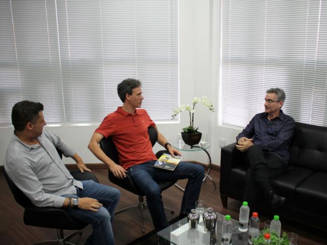 Amaury Gonçalves e Cláudio Zambaldi receberam Hercílio Diniz na sede da Aciapi-CDL 