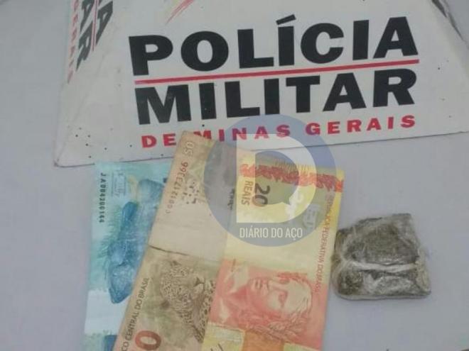 O tablete de maconha e o dinheiro apreendidos com o abordado pelos policiais militares