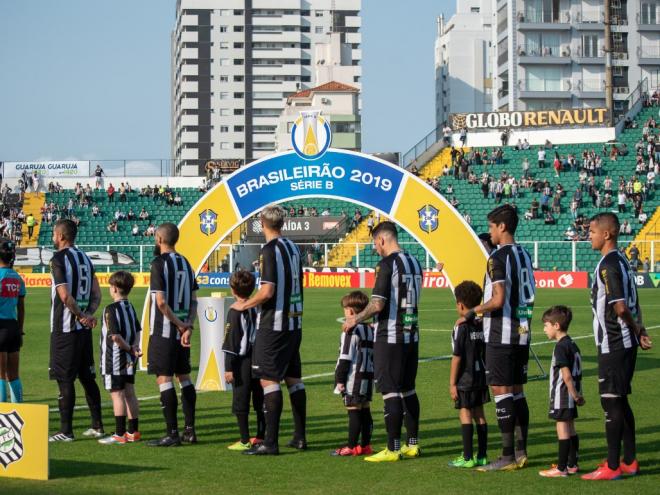 O pedido teria sido feito pelo ex-presidente Claudio Honigman no último final de semana; clube rebate