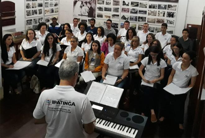 Semana foi aberta com ensaio do Coral da Escola Municipal de Música e Canto (TOM)