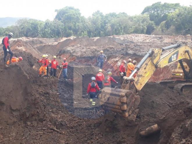 O corpo encontrado por volta das 10h15 deste domingo estava soterrado a 2,5 metros de profundidade