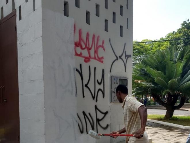 A parte pichada da Igrejinha do Horto foi pintada nesta segunda-feira (30)