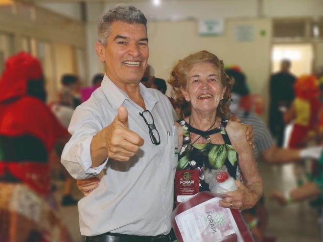 Presidente da AAPI, Elias Caetano, ao lado de uma das associadas da instituição