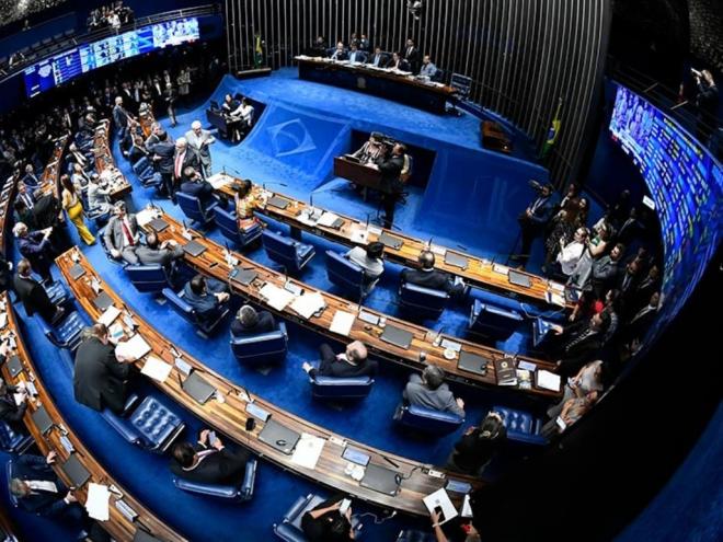 Senador admite que essa é a 'reforma do sacrifício'. Tempo de contribuição aumentou e  R$ 870 bilhões deixarão de ser pagos em benefícios ao longo de 10 anos