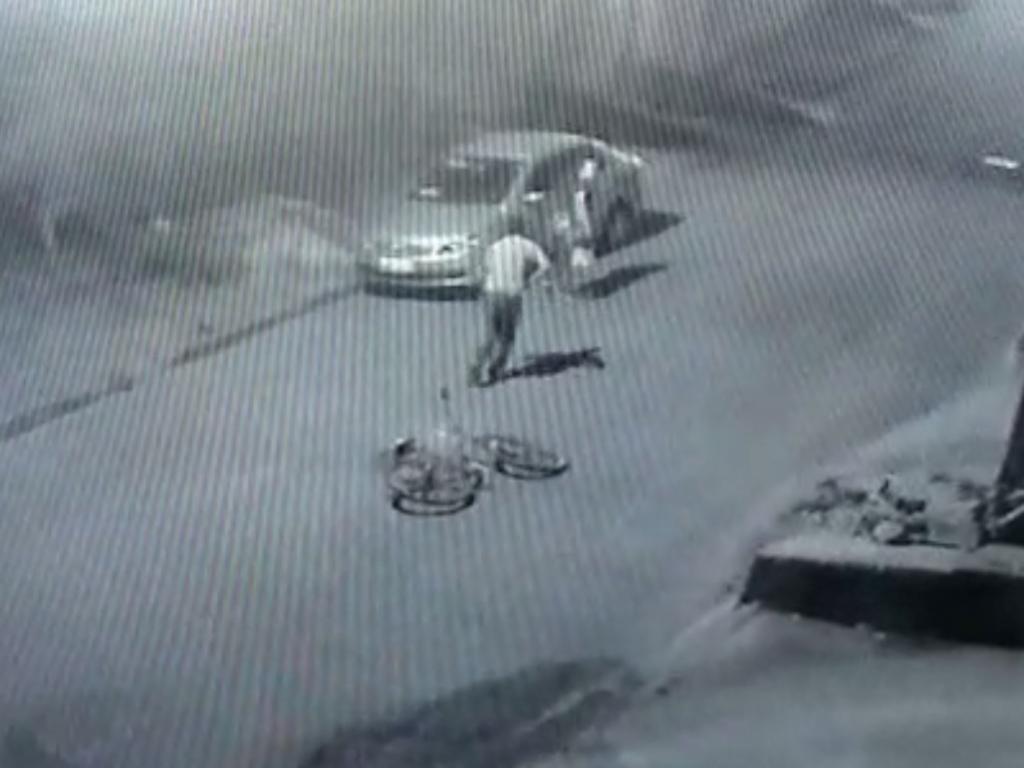 Câmera flagrou o momento do ''pulão'' do assaltante na vítima 