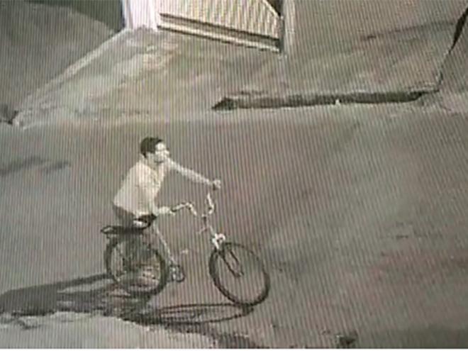 Imagem de uma câmera de segurança registrou o momento do assalto 