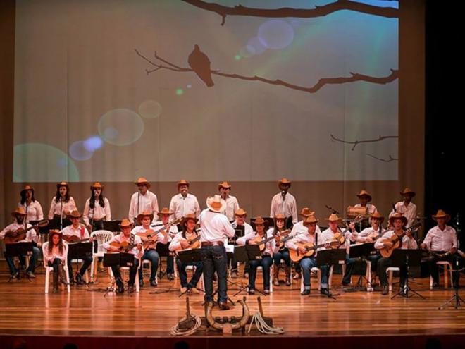 O maestro Mariano é o regente da Orquestra de Viola