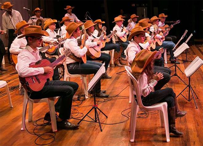 A orquestra têm músicos de diversas faixas de idade