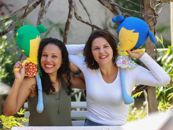 Edlayne de Paula e Fabiana Schimitz, com a boneca Soli