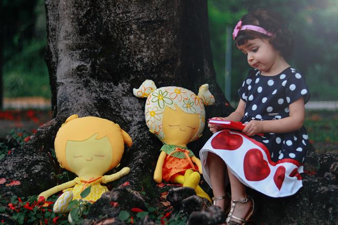 As crianças se encantam e se divertem com a boneca Soli