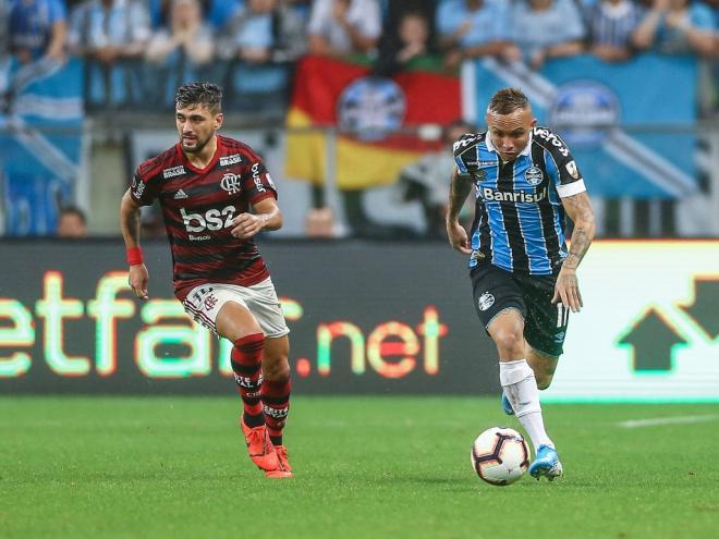 Os 51.406 torcedores presentes na Arena do Grêmio viram uma partida muito movimentada