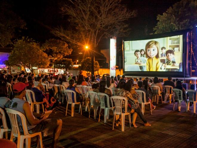 Exibição de cinema diverte o público nas praças