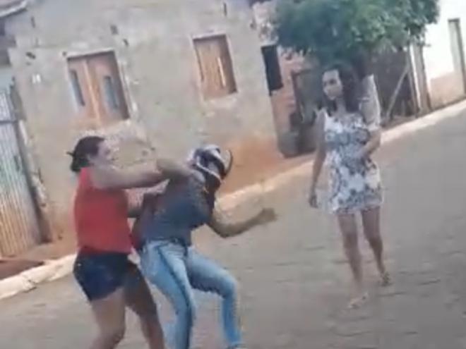 Professora foi agredida por mãe de estudante, na porta de escola