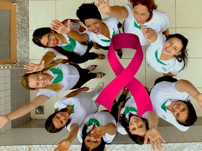 A campanha institucional de conscientização contra o câncer de mama envolveu as funcionárias da associação