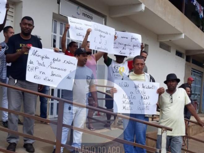 Os manifestantes protestam em frente aos escritórios da Fundação Renova, no distrito de Cachoeira Escura