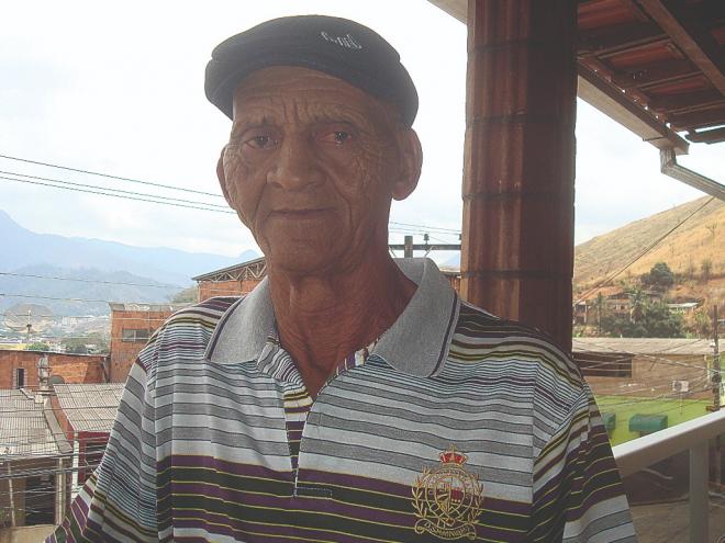 Na varanda de sua casa, aos 77 anos, o ex-massagista é pai de um casal de filhos e avô de três netos