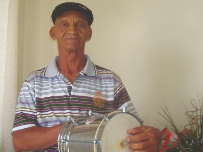 Buchecha, que faz parte do grupo de samba Okolofé, aprendeu a tocar cuíca quando jovem, no Rio de Janeiro
