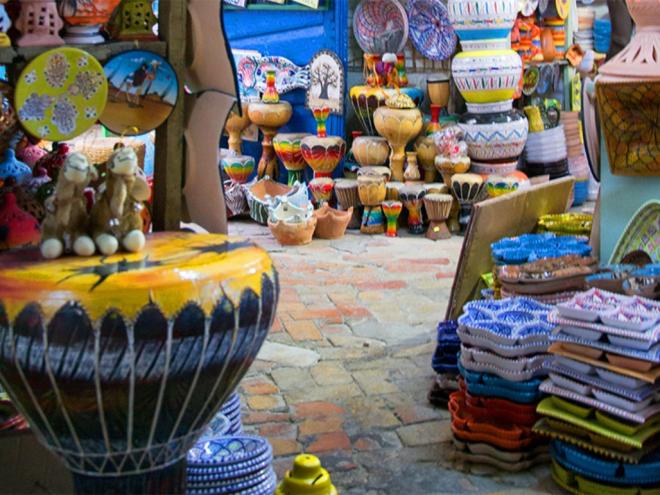 Ao fazer compras na Tunísia, não deixe de regatear e pechinchar. Essa é a forma mais natural de se comprar nos mercados e economizar. Acredite, o vendedor espera que você faça isso