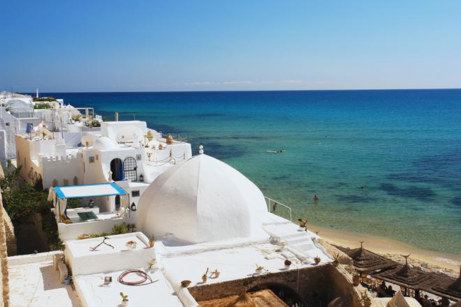 Guardando recordações da História Muçulmana, encontra-se Hammamet, com seus quilômetros de praias tranquilas e modernas instalações hoteleiras