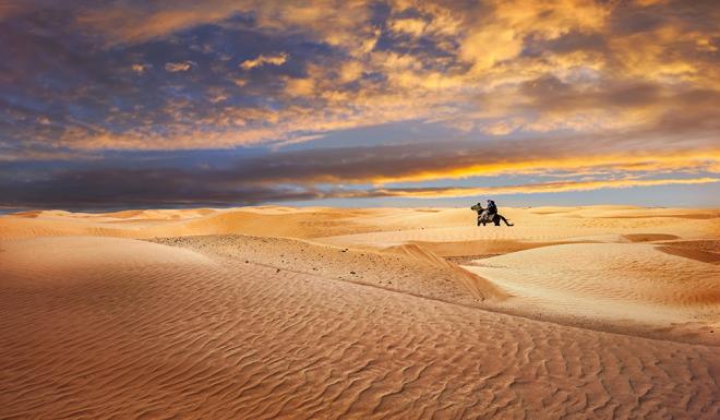Em Douz, o turista conhece a “porta do deserto”, com suas dunas e seu povo seminômade. Imperdível é dar um passeio de camelo pelas areias do deserto