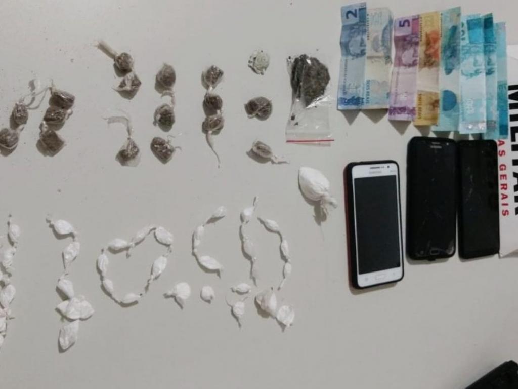 Porções de entorpecentes recolhidos pela PM no baile funk na Baixada, em Ipaba 