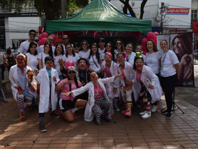 Foi montada uma tenda institucional no Centro, com aferição de pressão e apoio no fornecimento de água e frutas aos participantes
