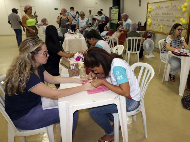 Programação começou ontem, quando servidores tiveram a oportunidade de cortar o cabelo, fazer as unhas, limpeza de pele e massagem