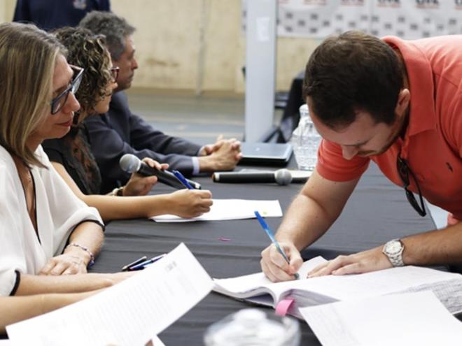 Ao todo, cerca de 35 mil candidatos disputaram as vagas, que serão ocupadas por profissionais de diversas áreas