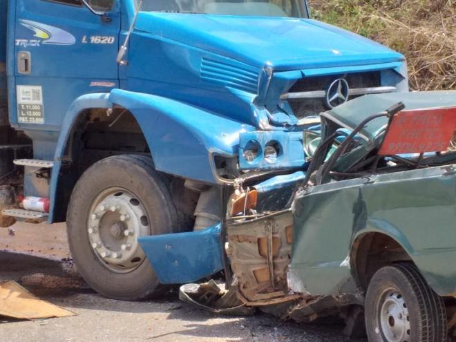 Indícios no local apontam que Gonçalo, motorista da Pampa, perdeu o controle e bateu contra o caminhão
