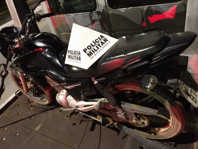 Suspeito foi abordado nessa motocicleta, na zona rural de Coronel Fabriciano e tentou fugir 