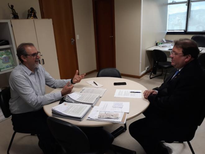 Roberto Coelho de Alvarenga se reuniu com o deputado estadual Celinho do Sinttrocel na ALMG
