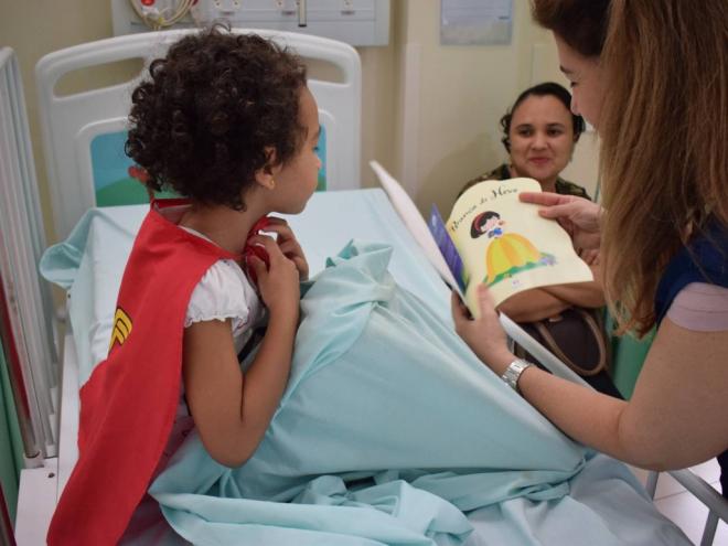 Pequenos que estavam no hospital receberam os presentes, como parte das comemorações ao Dia da Criança