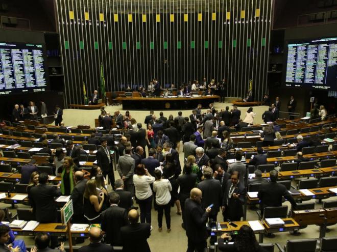    Texto aprovado prevê que o salário mínimo seja reajustado para R$ 1.040 em 2020, sem ganho acima da inflação