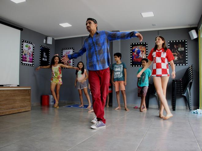 Luizin B.boy ensina passos de breaking aos oficineiros