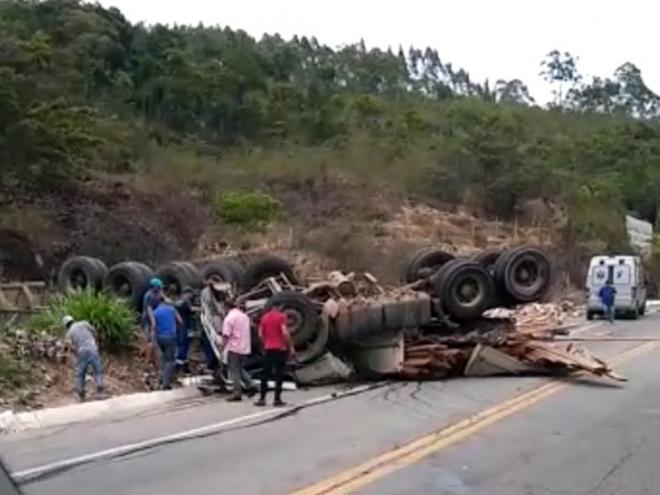 Em um dos acidentes, um caminhão carregado com madeira tombou 