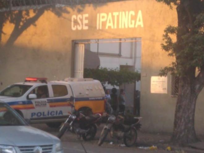 Populares que passavam pelo local enviaram vídeos do momento em que viatura da PM chegou ao CSE