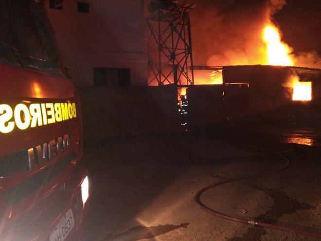 Incêndio teve início na noite de sexta-feira
