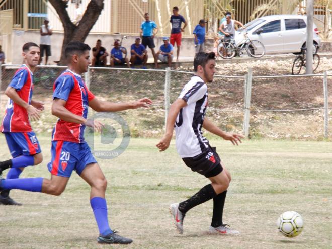 As equipes se enfrentaram no campo do Nescau