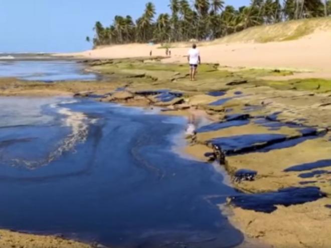 Situação na praia do Forte, em Salvador, tomada por manchas de petróleo 