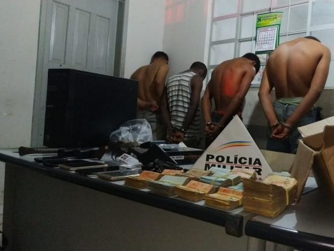Assaltantes foram presos e encaminhados à delegacia da PF em Governador Valadares 