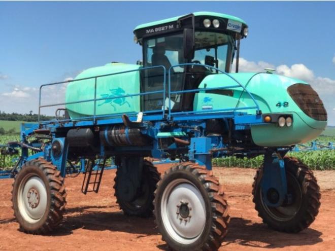 O pulverizador permite o controle da dosagem na aplicação de defensivos ou fertilizantes sobre a área de interesse