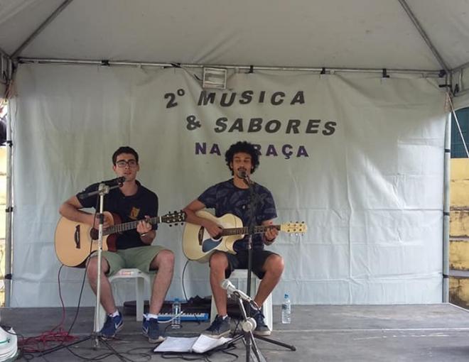 Artistas exibem vários estilos musicais no palco