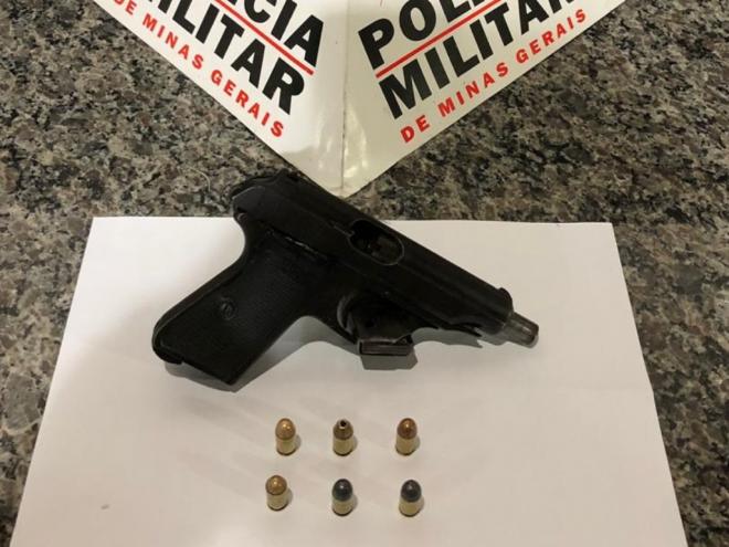 Pistola 9mm foi apreendia com grupo suspeito de envolvimento com facção criminosa 