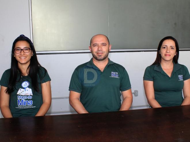 As biólogas Rebeca Ferreira e Luciana Alvarenga ladeiam o geógrafo Alessandro de Sá 