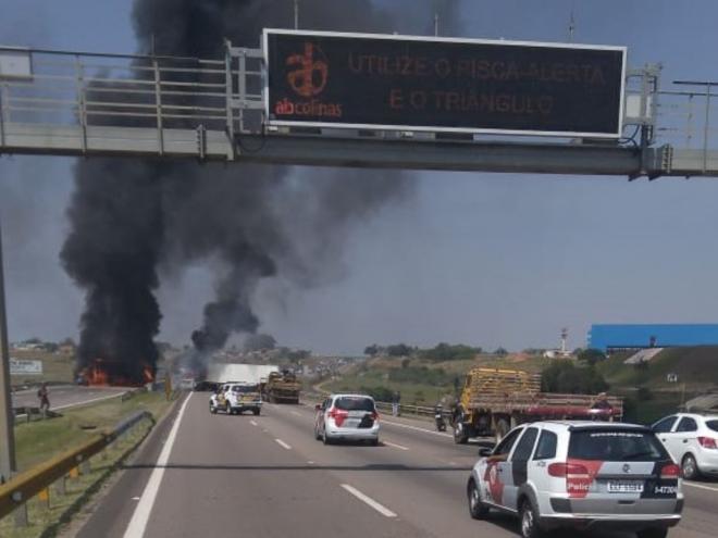 Por conta do assalto, ambos os sentidos da Rodovia Santos Dumont (SP-75), em Campinas, interior de São Paulo, foram fechados