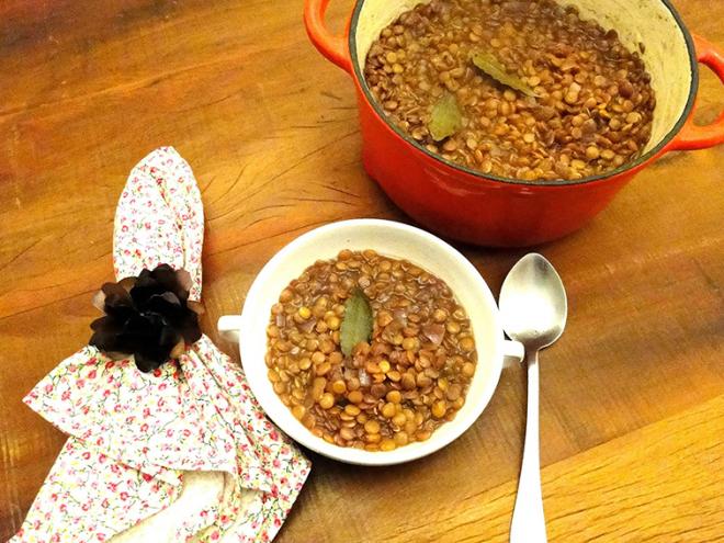 Lentilhas ao vinho combinam muito bem com arroz branco