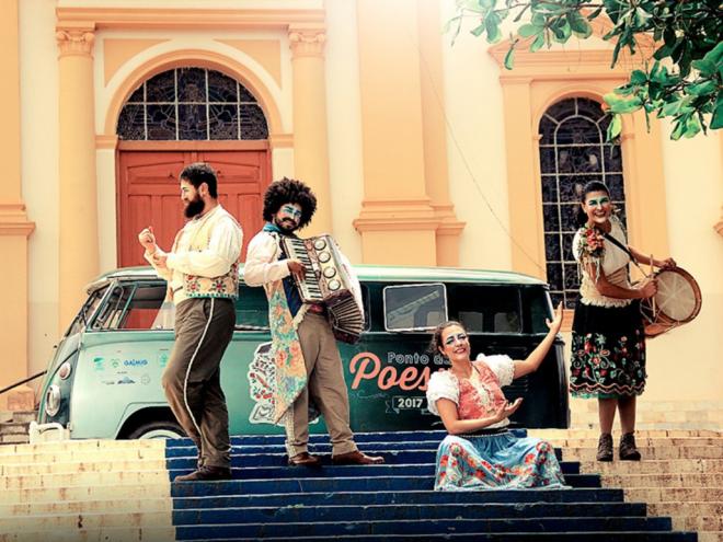 Os artistas chegam ao local da apresentação em uma Kombi movida a gás