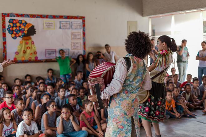 Iniciativa cultural é apresentada em diferentes espaços públicos