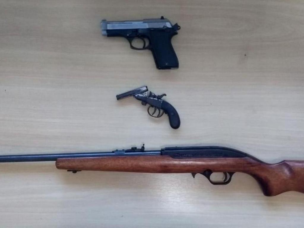 Armas apreendidas em Naque: garrucha foi usada no crime e outras armas estavam em sede de fazenda, de forma ilegal e por isso foram apreendidas  