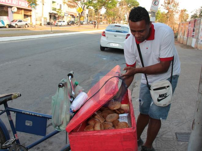 Luiz Carlos Ferreira vende salgados pelas ruas de Ipatinga